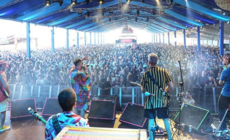 Festival Delírio Tropical traz shows gratuitos na Praia de Itapuã, Vila Velha