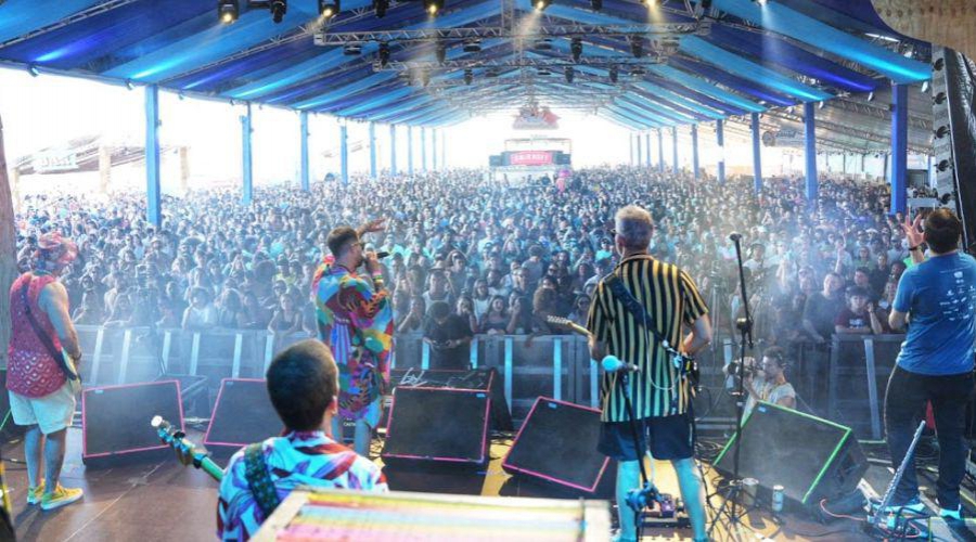 Festival Delírio Tropical traz shows gratuitos na Praia de Itapuã, Vila Velha