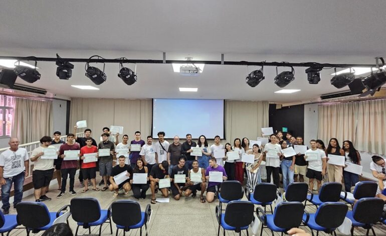 Detran|ES certifica estudantes com Curso Teórico para tirarem CNH após formação em Educação de Trânsito