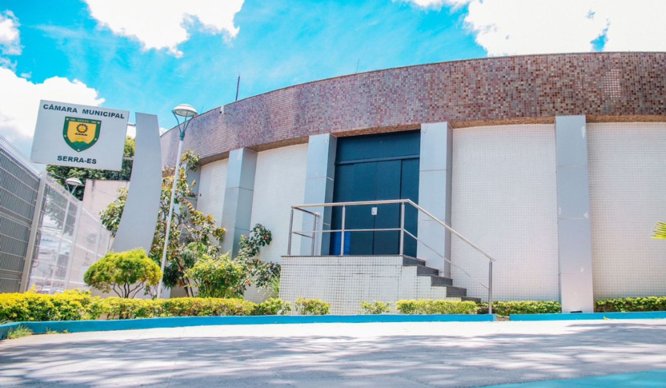 Câmara da Serra em vácuo regimental: crise expõe omissão legal e favorece manobras políticas