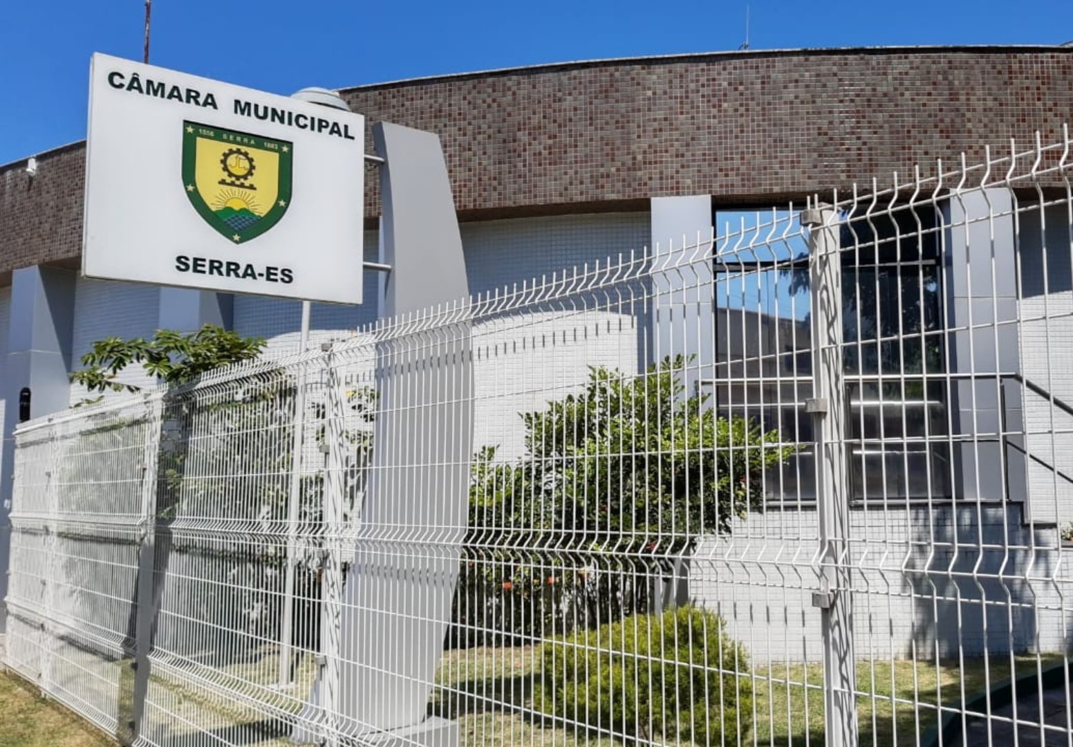 Câmara da Serra em xeque: manobra regimental desafia a legalidade e expõe fragilidade institucional