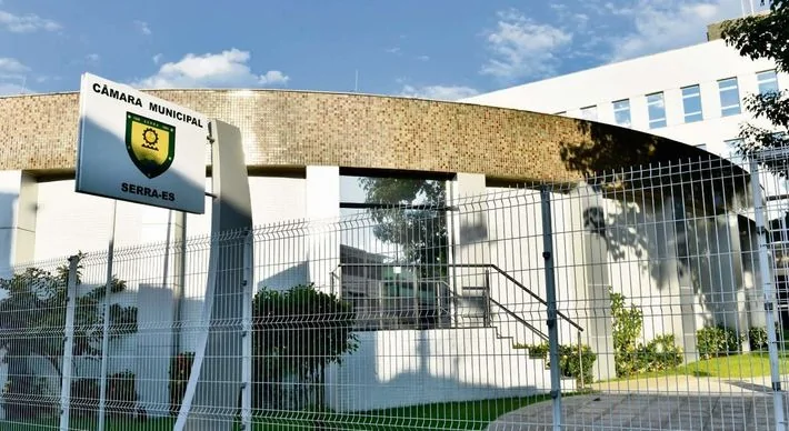 Após 121 dias de impasse, suplentes assumem cadeiras na Câmara da Serra em meio a crise institucional
